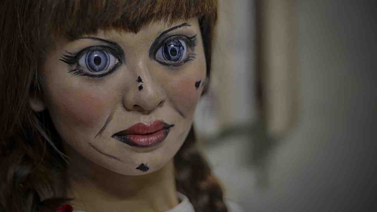 Кукла анабель 1. Гримм проклятие Аннабель. Кукла Анабель Хэллоуин Аннабель макияж.
